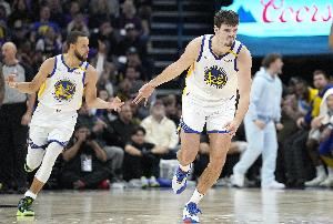 库里:波斯特变得更加自信得到了成长 我们对波姐充满信心