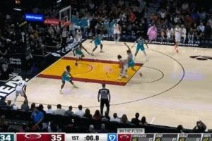 帅是真帅!哈克斯中路强突双手滑翔暴扣 平拍在地很危险!