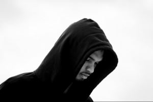 去凤凰城打太阳!马刺登机照:文班&卡斯尔等人全员卫衣带帽!