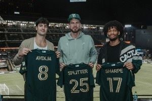 获赠球衣！斯普利特&阿夫迪亚&夏普观看同城美职联伐木工队季后赛